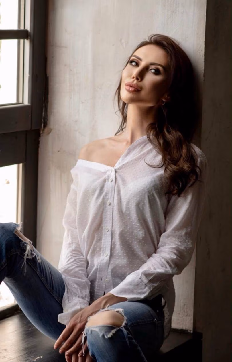 Elena 43 Milan Italy Looking for a man who values family as his bride